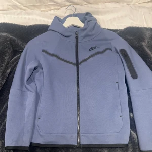  nike tech fleece - Inte mycket andvänd och kommer inte tillandndning därför jag säljer den nu! Storleken är barn storlek 