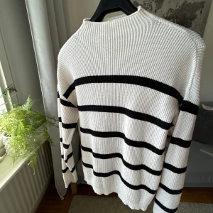 Stickad randig tröja ✨✨✨ - Mjuk stickad randig tröja från VILA. 