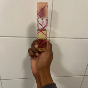 Aquolina pink sugar - Sockervadd i flaska som projicierar otroligt bra, fått många komplimanger 