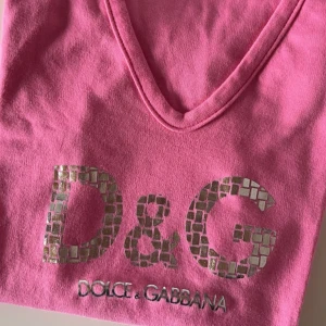 Dolce & Gabbana T-shirt - Bra skick, säljs ej längre och finns inte att köpa någonstans.