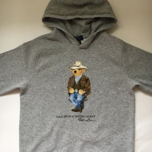 Polo hoodie - Polo hoodie Ny pris: 1000kr Vårat pris: 495kr  Skriv i dm för köp!