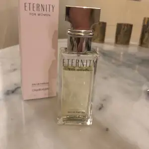 Calvin Klein EDP Eternity for women 30 ml. På bilden syns hur mycket är kvar i flaskan.