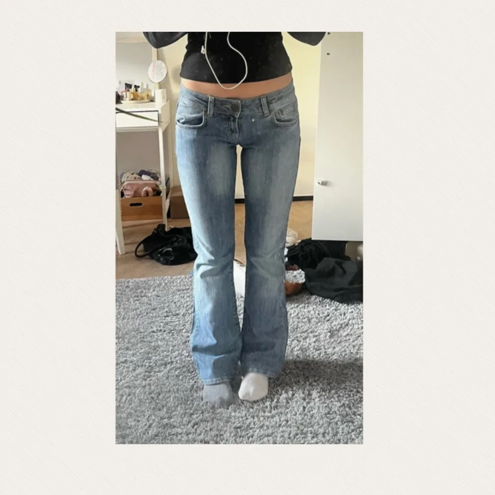 Assnygga lågmidjade jeans som tyvärr är för små för mig💓Midjemått: ca.37 cm Innerbenslängd: ca.80 cm. Jeans & Byxor.