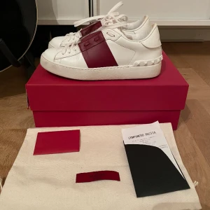 Vinröda Valentino skor - Säljer mina älskade äkta Valentino Garavani Rockstud open vinröda. Använda ca 10 gånger, har några skavanker men väldigt bra skick ändå! Dustbag kvitto,box och kort medföljer. Passar som 35-36. Skriv privat för fler bilder, frågor eller prisförslag🩷