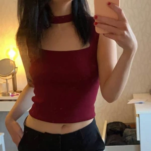 Zara topp - Vinröd festtopp från zara som knappt är använd! Finns ej kvar att köpa på hemsidan. Storlek M men sitter som en small. Köparen står för frakt❤️