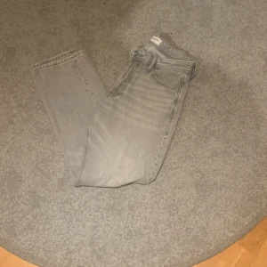 Jack & jones jeans - Jack & jones jeans i modellen loose/chris skick 8-9/10 storlek 28-30 passar om du är mellan 165-175