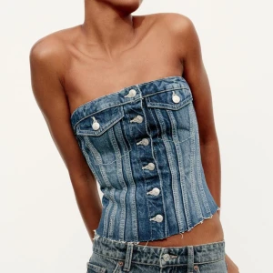 Zara Jeans topp - Säjer min jeans topp eftersom att den inte passar mig :( Använd 2 gånger! Och är i jätte fint skick ❤️ (nypris = 329kr)