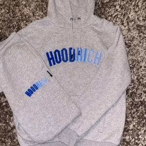Hoodrich grey hoodie/byxor blue kraze. - Bra skick använt 3 gånger. Hoodie i S Byxor i M Säljer båda för 700