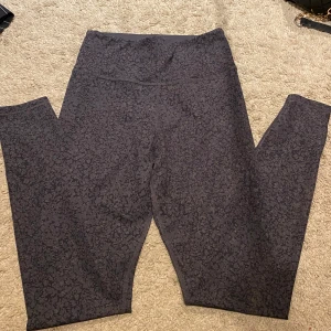 Tränings tights - Helt oanvända tights från H&M sport med ficka på insidan där en mobil eller AirPods kan få plats t.ex, jätte skönt material 🫶