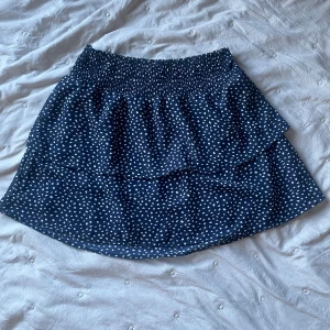 💙volangkjol💙 - Så gullig volangkjol som tyvärr inte kommer till användning, alltså är skicket som nytt!💙 använd gärna köp nu!