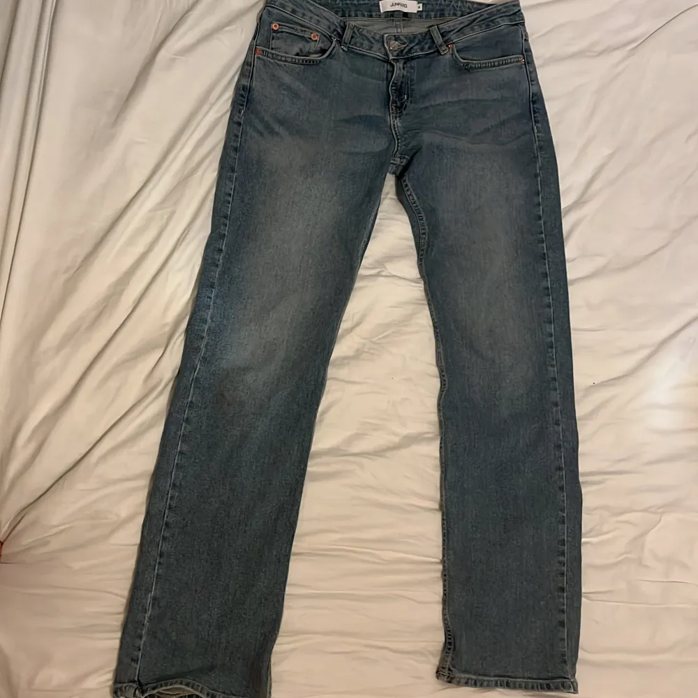 Lågmidjade, ljusblå jeans från junkyard i storlek 36/38. De är lite utsvängda i botten och är långa (runt 34). Jeans & Byxor.