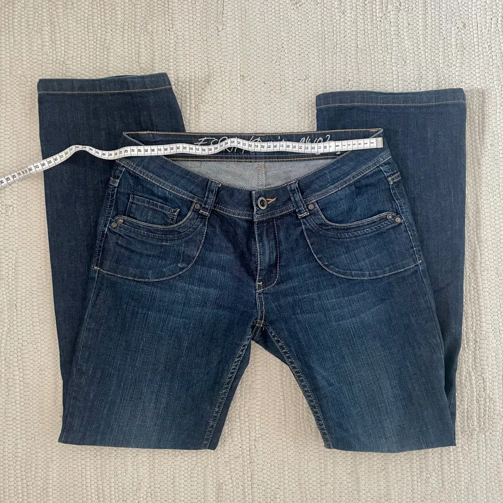 Lågmidjade jeans från Esprit.  Storlek 31/32 passar en 38/40.  Midjemått: 82 Innerbenslängd: 78. Jeans & Byxor.