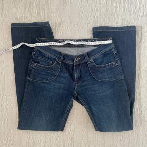 Lågmidjade jeans från Esprit.  Storlek 31/32 passar en 38/40.  Midjemått: 82 Innerbenslängd: 78