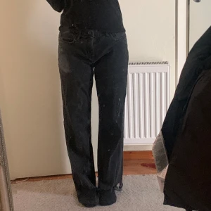Svarta Crocker jeans - Svarta jeans med coola detaljer i strl 29 skriv för fler bilder, bra skick