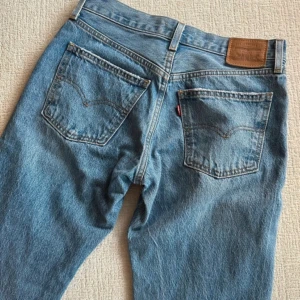 Levi’s jeans - Säljer mina fina middy straight från Levi’s  då de inte kommer till användning längre. Är i storlek w26 l32, sitter en bit under naveln på mig, jag är en 34/36💕👌🏼