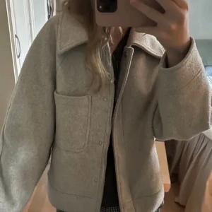 Kappa NAKD💕 - säljer denna as snygga kappa från nakd, bra skick endast använd fåtal gånger! perfekt nu till våren💞