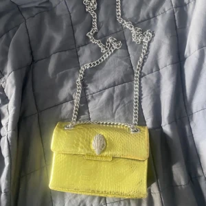 Kurt geiger väska - Guldig Kurt Geiger väska som är svår att få tag på. Den har få tecken på användning men inget jag anser att man tänker på🔥❤️