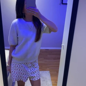 Beige stickad tröja - Jätte söt beige stickad tröja🤍 perfekt till sommarkvällar😜 lite nioåring annars fint skick