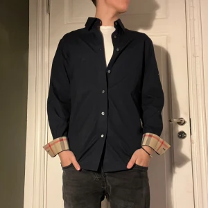 BURBERRY SKJORTA - Säljer min burberry skjorta då den aldrig kommer till användning - Skick 10/10, använd två gånger, äkthetsbevis finns i pm- Nypris - 5600 kr, Mitt pris -  1750kr - Hör av er vid eventuella frågor och ifall äkthetsbevis önskas!
