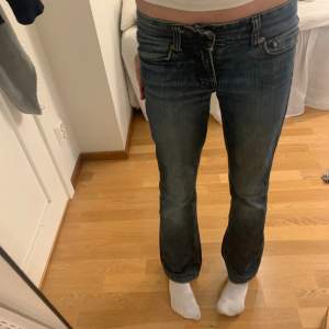Vintage Gina Tricot bootcut jeans i storlek 25 tror det är en gammal storlek då dem sitter som xs/s dem har lite fläckar av målarfärg men kan skicka närmare bilder på det annars super snygga dem är lite för korta på mig 🩷