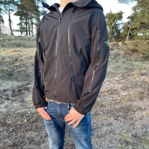 Stone Island Windbreaker - Denna snygga jacka säljer ja pga den sitter lite stort på mig. Aldrig använd så skicket är 10/10 😉