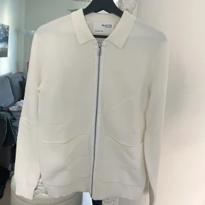 Vit cardigan  - Enkel stilren kofta från Selected HOMME. Använd 2 gånger, så som nyskick! 