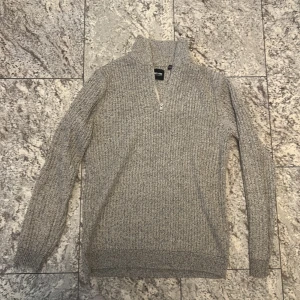 Cardigan tröja - Nån zip jag köpt på nk har inte använt särkilt mycket Max 2 gånger storlek s ordinarie pris 899 