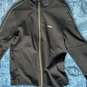 Hugo boss tröja  - Säljer min Hugo boss tröja för att den inte kommer till användning, använd 3-4 gånger bara och köpt på NK i Göteborg Storlek M och jätte bra skick