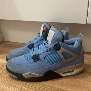 Jordan 4 university blue - Säljer nu mina Jordan 4 UNC för att dom är för små. Skick är 9/10 men mochan kan vara lite smutsig i små ställen.