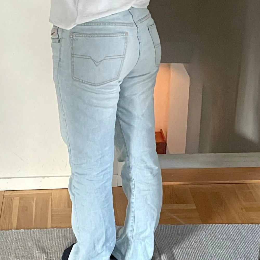 Intressekoll på mina fina lågmidjade Diesel Jeans som längre inte går att köpa! Använda men fortfarande fint skick. Jag som bär jeansen är ca 163 cm men de är en aning långa på mig. Midjemått: 41 rakt över. Passar som en S skulle jag säga💗. Jeans & Byxor.