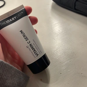 Serum - Ett vitamin c serum från the inkey list. Endast testad så inprincip ny.  Nypris:180kr