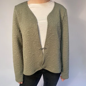 Grön jacka😻 - Grön tunn jacka/kofta! Vi har en likadan i svart från samma märke med samma storlek fast utan silverspännet!