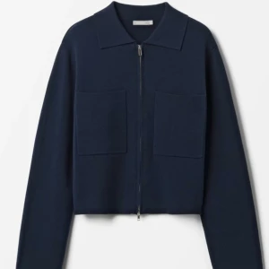 Kofta  - Lägger upp igen för fri frakt. Skriv privat för fler frågor och bilder 💗sparsamt använd. Den e i storlek M men sitter bra på mig som vanligt vis har på mig s/xs.