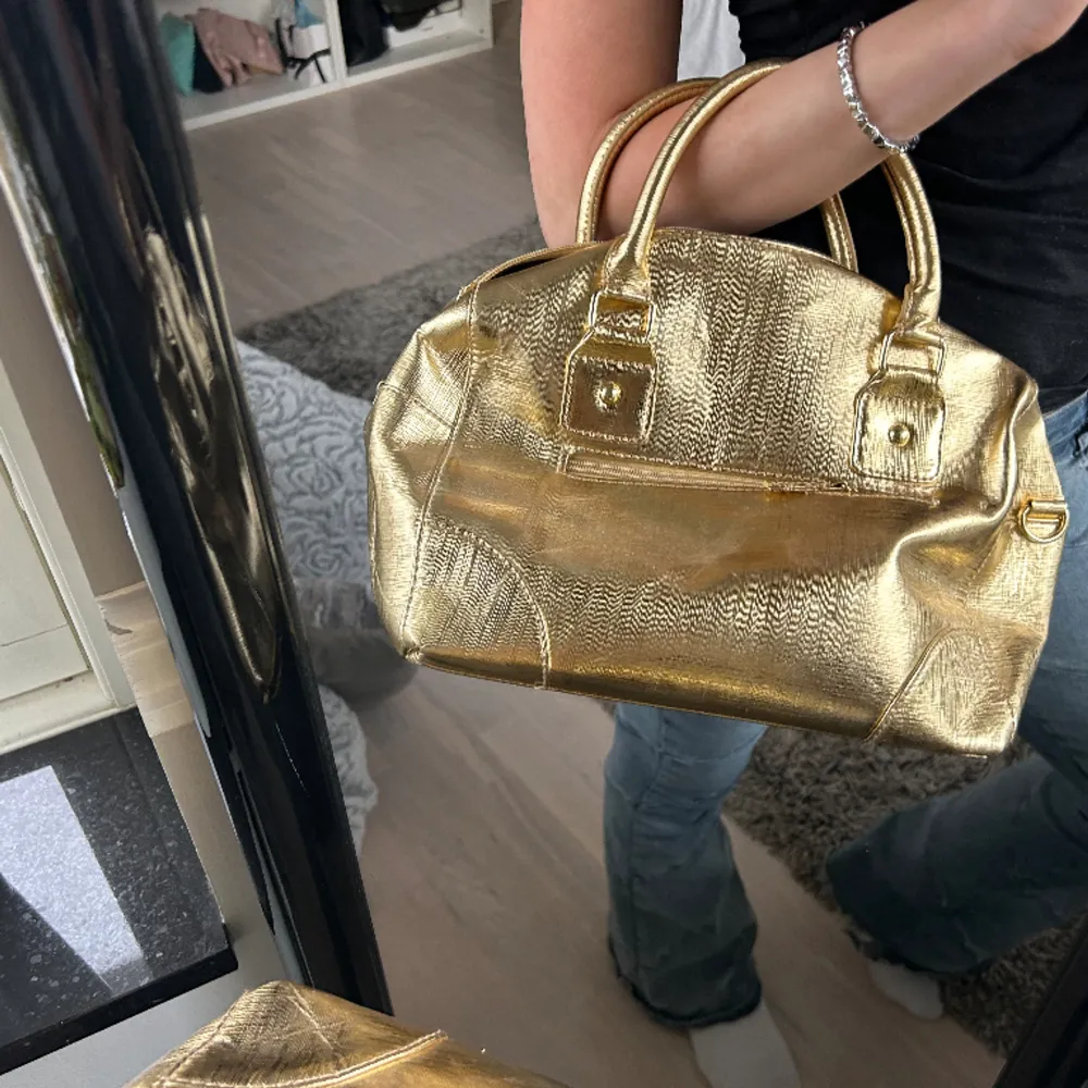 Så cool guldig väska från DonDonna.  Säljer då den tyvärr inte kommer till användning⭐️. Väskor.