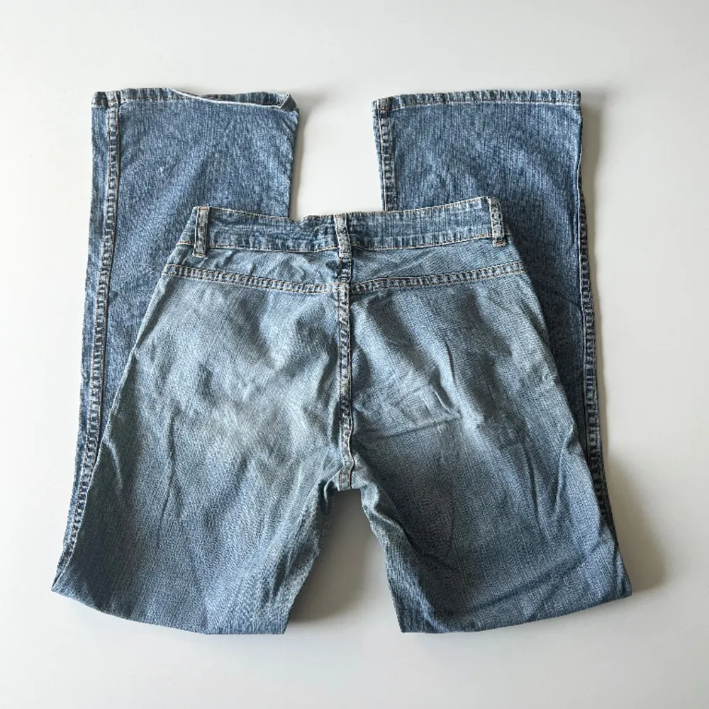 Lågmidjade bootcut jeans från H&M, gammal kollektion. Midjemått: 74 cm, stretch. Innerbenslängd: 79 cm. Inga defekter. Modellen är 167 cm lång. Skriv privat för mer bilder och mått! 💕. Jeans & Byxor.