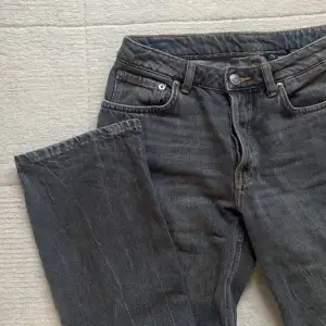 Gråa raka jeans från weekday i modellen pin🥰