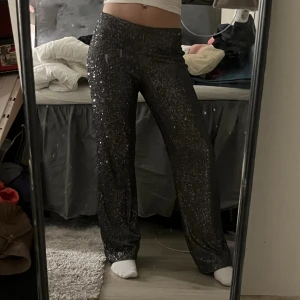 Lågmidjade glitterbyxor  - Använda 2 gånger och super bekväma