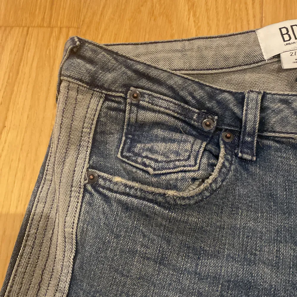 Säljer dessa sjukt coola flare jeansen från Urban som köptes för cirka 699kr. Aldrig använda därför säljs dem🌟🌟 Pris kan diskuteras vid snabbt köp🙏. Jeans & Byxor.