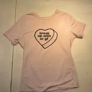 Säljer denna Ariana grande tshirt som är från H&M! Tröjan såldes runt 2019 och finns ej kvar på hemsidan, tröjan är i bra skick och är använd runt 5 gånger. Pris kan diskuteras och frakten är på köparens bekostnad🩷