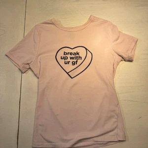 Ariana grande tshirt! - Säljer denna Ariana grande tshirt som är från H&M! Tröjan såldes runt 2019 och finns ej kvar på hemsidan, tröjan är i bra skick och är använd runt 5 gånger. Pris kan diskuteras och frakten är på köparens bekostnad🩷