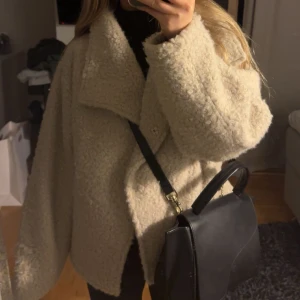 Teddyjacka från gina - Supermysig teddy jacka från Gina tricot som är använd 2-3 gånger🎀 Storlek xs💕