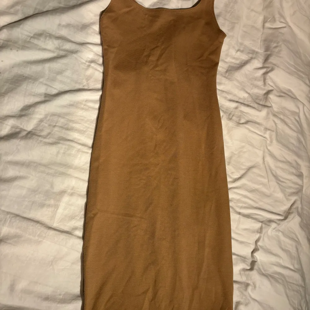 En fin beige/brun klänning från zara. Köpt för ett tag sen men har inga tecken på användning strlk 36🤎. Klänningar.