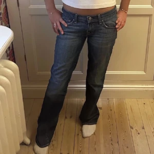 Snygga lågmidjade jeans💫 - Supersnygga jeans med låg midja! Köpta på Vinted men passade tyvärr inte mig.💘💘Strl: 28, midjemått: 68 cm, Innerbenslängd: 82 cm.  Modellen är 173 cm! Köp sker via köp nu men kontakta mig först!❣️ (Bilderna är lånade)  