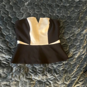 Vit svart topp - Hej! Säljer en svart vit topp som är helt oanvänd. Så den är i bra skick!