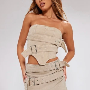 Beige topp från PLT - Super snygg corset top från PLT, säljer då den vart alldeles för lite på mig, storlek uk8 som ska motsvara en 36/38 men mer som en 34, Helt ny med lappen på 