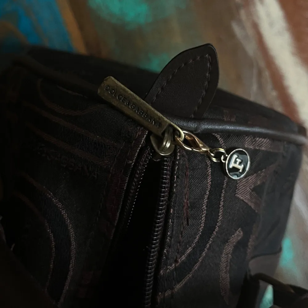 Dolce & Gabbana väska med brunt tyg och text. köpt second hand🤎. Väskor.