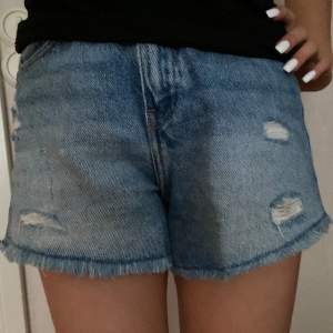 Säljer dessa jeans shorts från Zara eftersom de är försmå💗 Det är storlek 140 och är i bra skick fast ganska använda 💗Mid/ highwaist, Inga defekter men de är använda ganska mycket och lite slitna