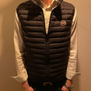 Colmar väst  - En schysst väst som fungerar på både våren och sommaren. Nypris på denna är ca 2100kr. Har endast används några enstaka gånger så skicket är väldigt bra. Storlek 50/M