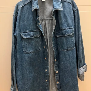 Överskjorta / jacka - Överskjorta i jeans. Oanvänd. Mycket gott skick.