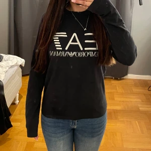 EA7 tröja - Säljer min Armani tröja för att den inte kommer till användning. Använd få tal gånger och i bra skick, betala gärna inom plick 💞
